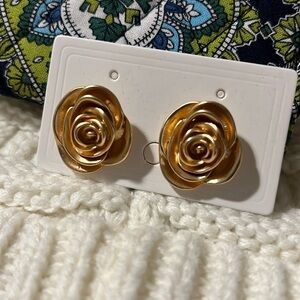 Gold tone Roses. Post back. Large.